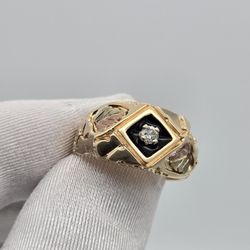 10 K RING NICE CENTER DIAMOND