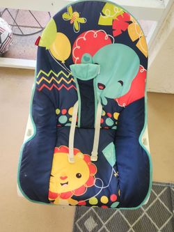Fisher-Price baby nest in excellent condition, ideal for soothing and entertaining your baby.