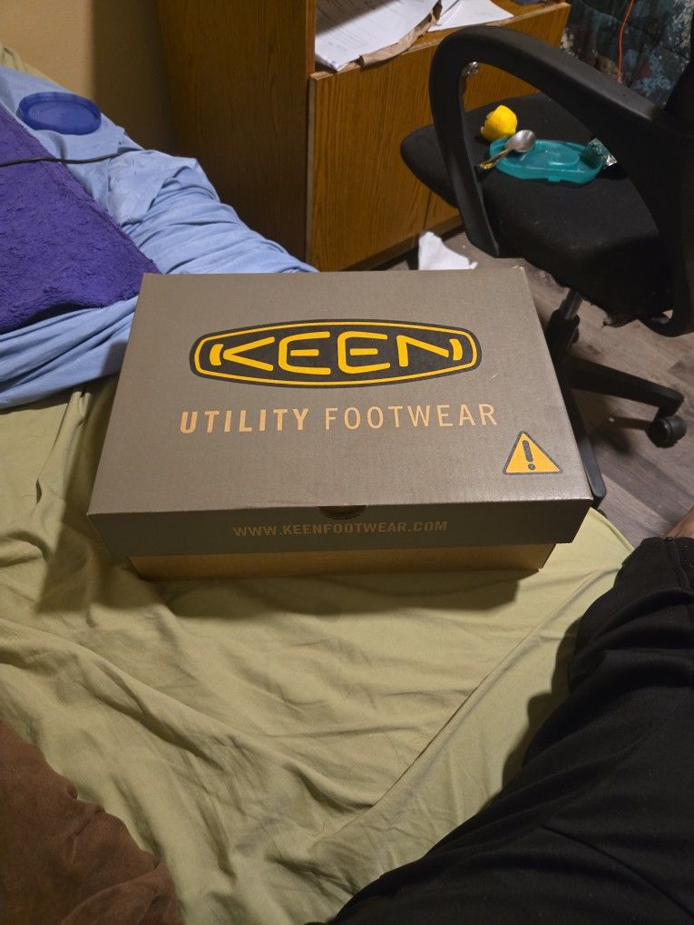 Size 11 EE Keen Utility steel toe shoes
