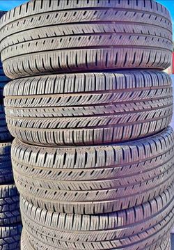225 55 18 Yokohama tires Con 80% de Vida Las 4