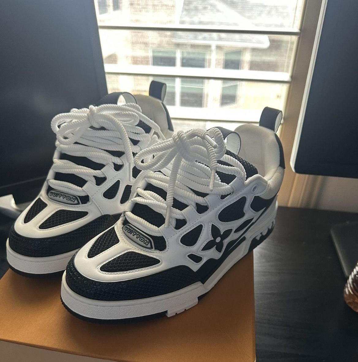 Lv Skates Size 8
