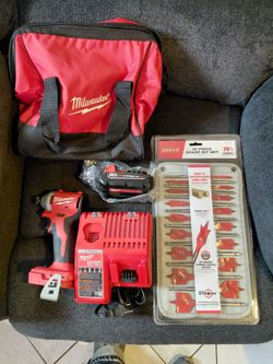 New $150 Milwaukee m18  brushless  1/4 impact driver  kit with bag charger 1.5 battery  and spade bit set cash pick up beaumont ca  serious buyers che