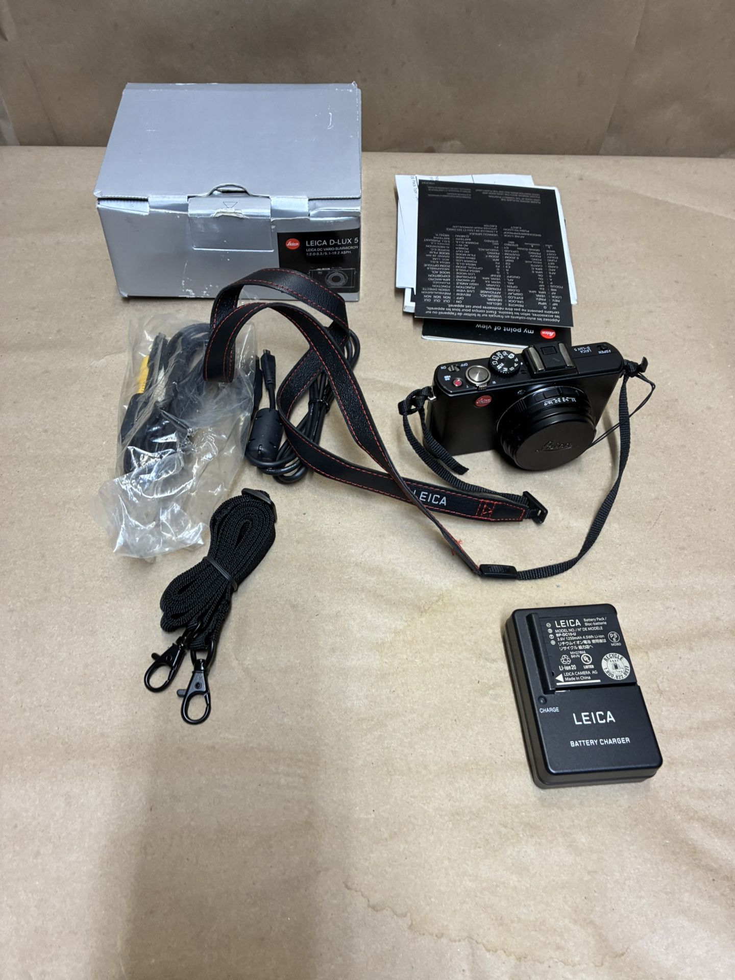 LEICA D-LUX 5 DIGITAL CAMERA MINT IN BOX, PAPERS, BATTERY AND CHARGER