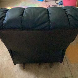 La-Z-Boy Black Leather  Recliner.   $100.  OBO