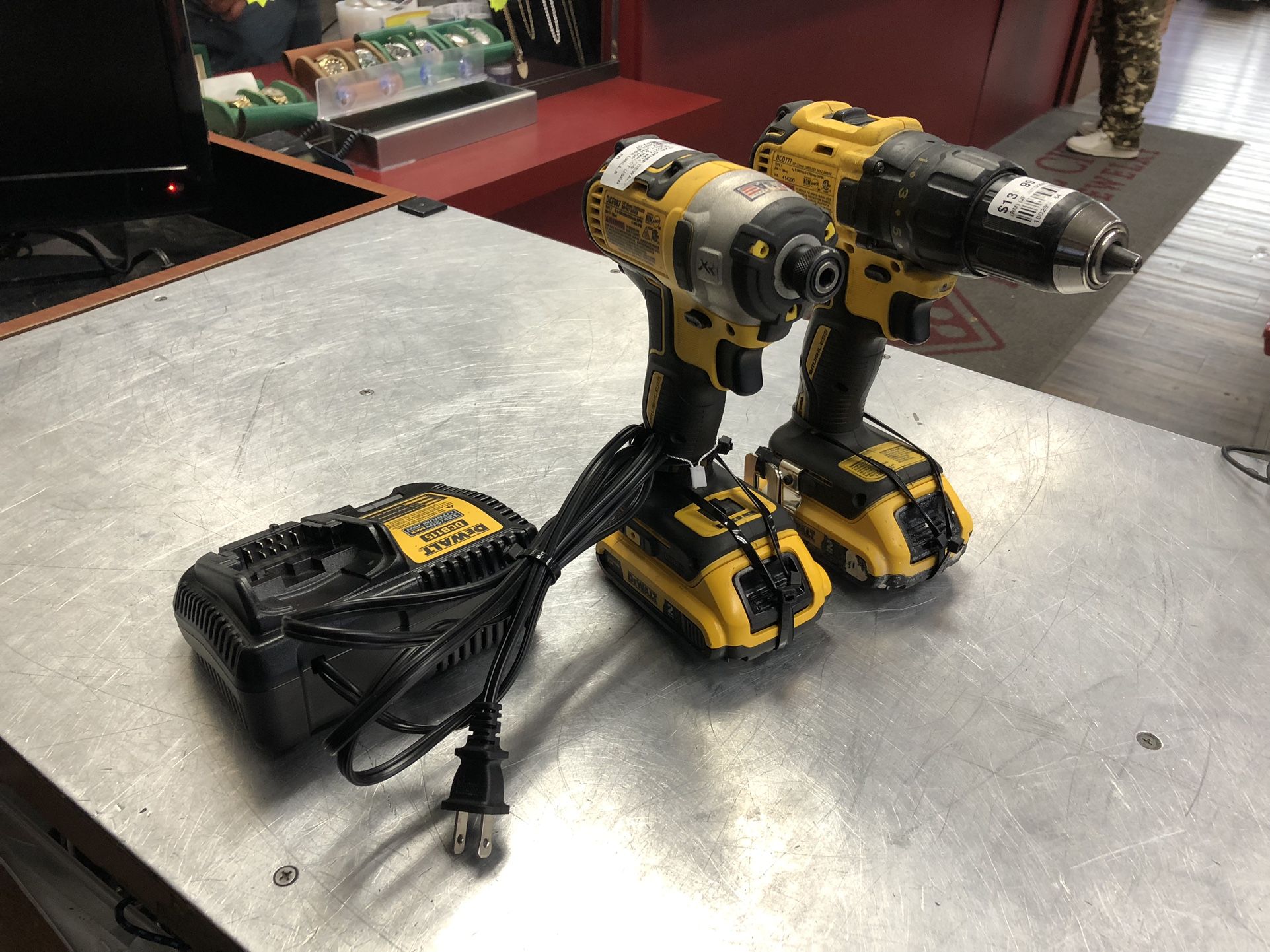 10029 Used Dewalt 20v Lith Ion Cordless Drill & Impact Driver W/2 Batts & Charger 98164