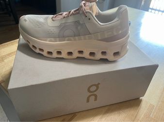 On Cloudmonster Running Sneaker