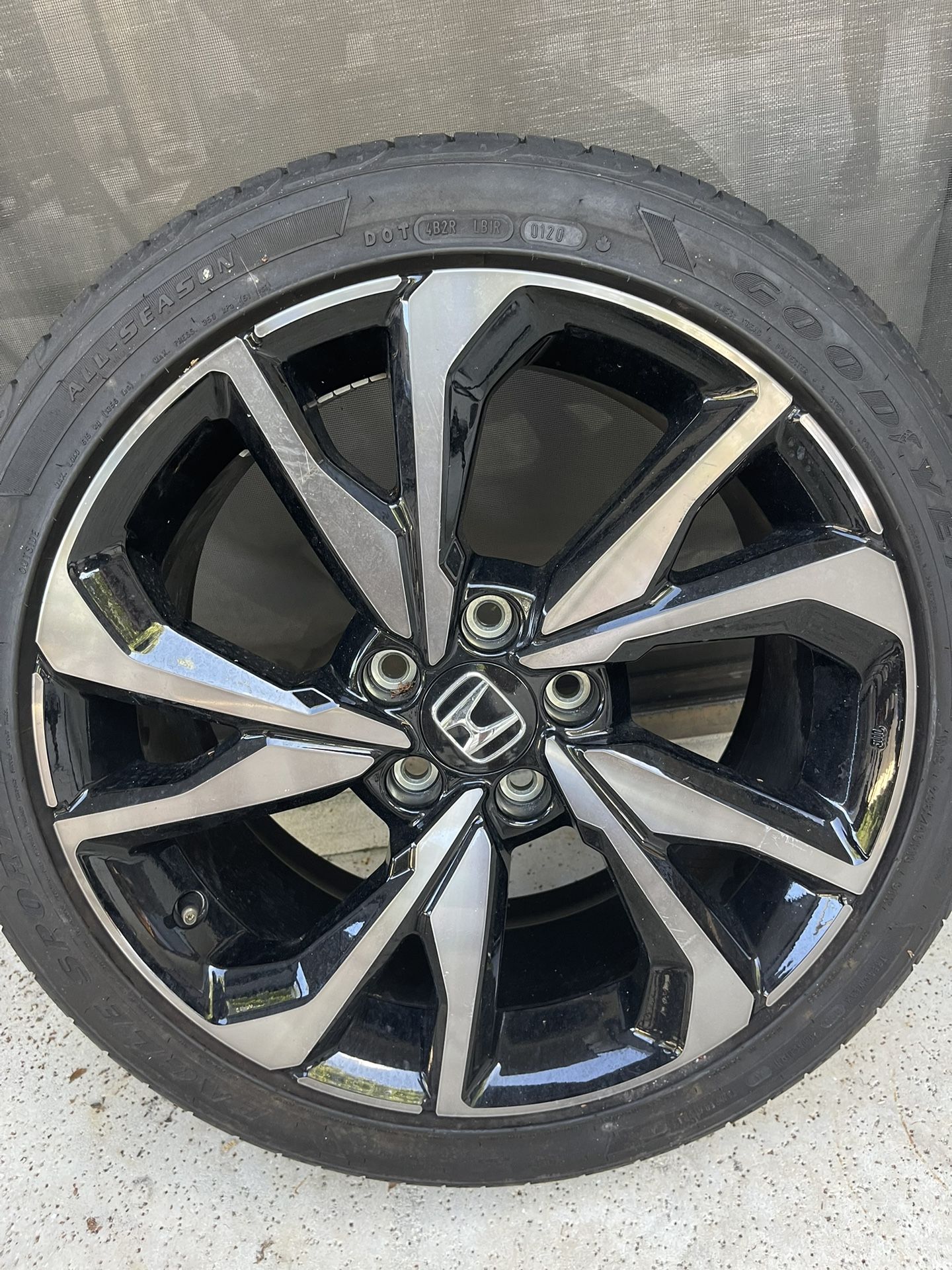 Rim And TireSize 18 inches. New without use. I only have one in Dealray Beach, the price is 300. You can call (contact info removed)