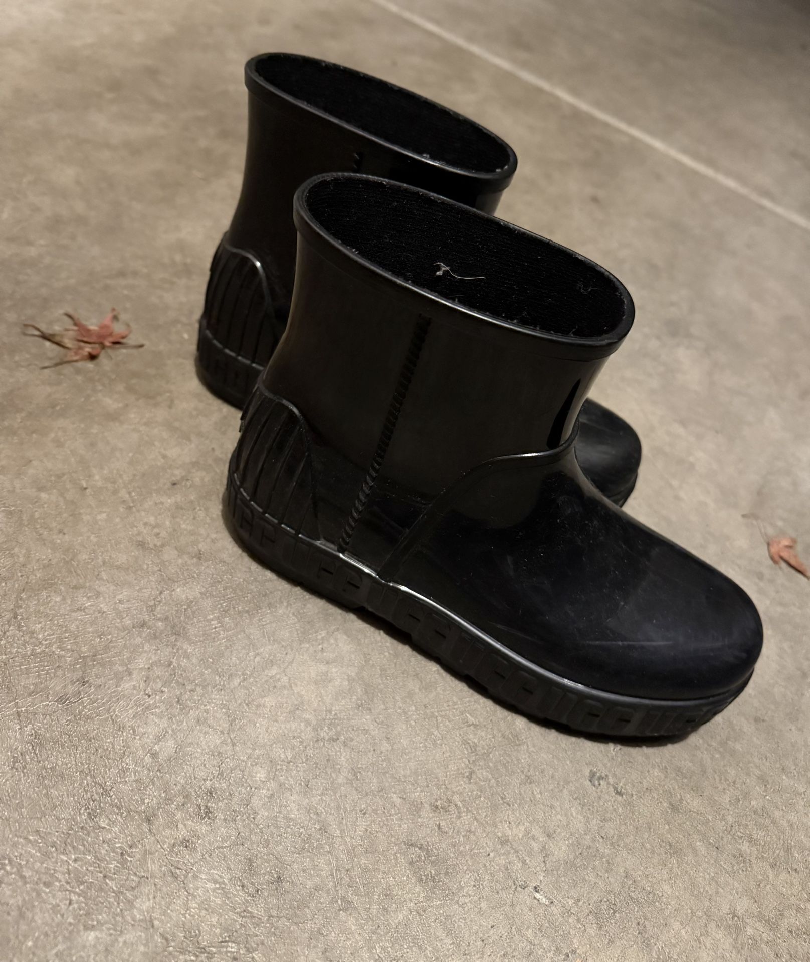 Women’s Ugg Rain Boots Size 6 In very good condition