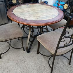 Round dining table in good condition