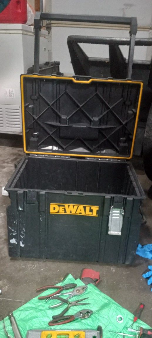 DEWALT
TOUGHSYSTEM 2.0 24 in. Mobile Tool Box
OBO