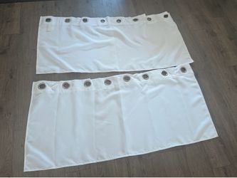 Set of two white curtains
