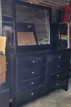 Muble para la ropa , cama ,night stand y espejo