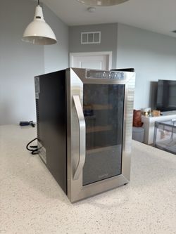 Ivation 8-Bottle Wine Cooler- Never used
