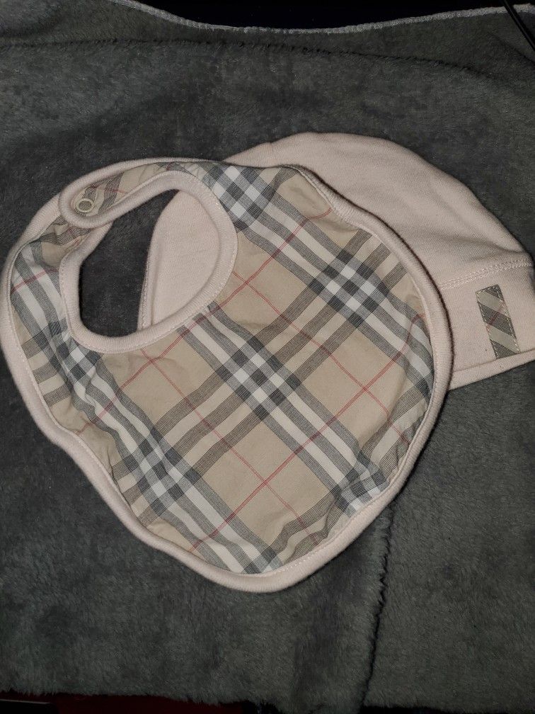 Burberry Beenie AND BIB