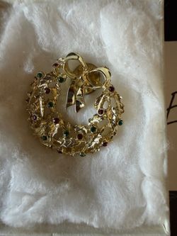 Vintage Gold Tone Christmas Wreath Brooch Pin Red Green Rhinestones E-10