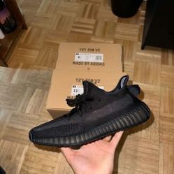 Yeezy 350 V2 Onyx - Size 9.5