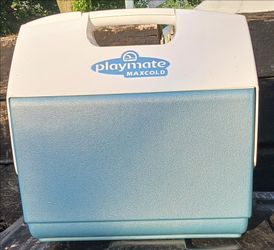 IGLOO PLAYMATE ELITE 16 QUART COOLER WITH EXTRA TRAY BEEN IN STORAGE-SO NEEDS A CLEANING