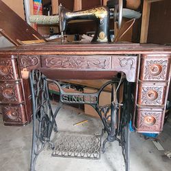 1904 Singer Model 15 Sewing Machine With Treadle.  Still Works