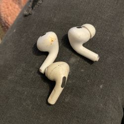 AirPods Left and right and one in the case idk What type they are 