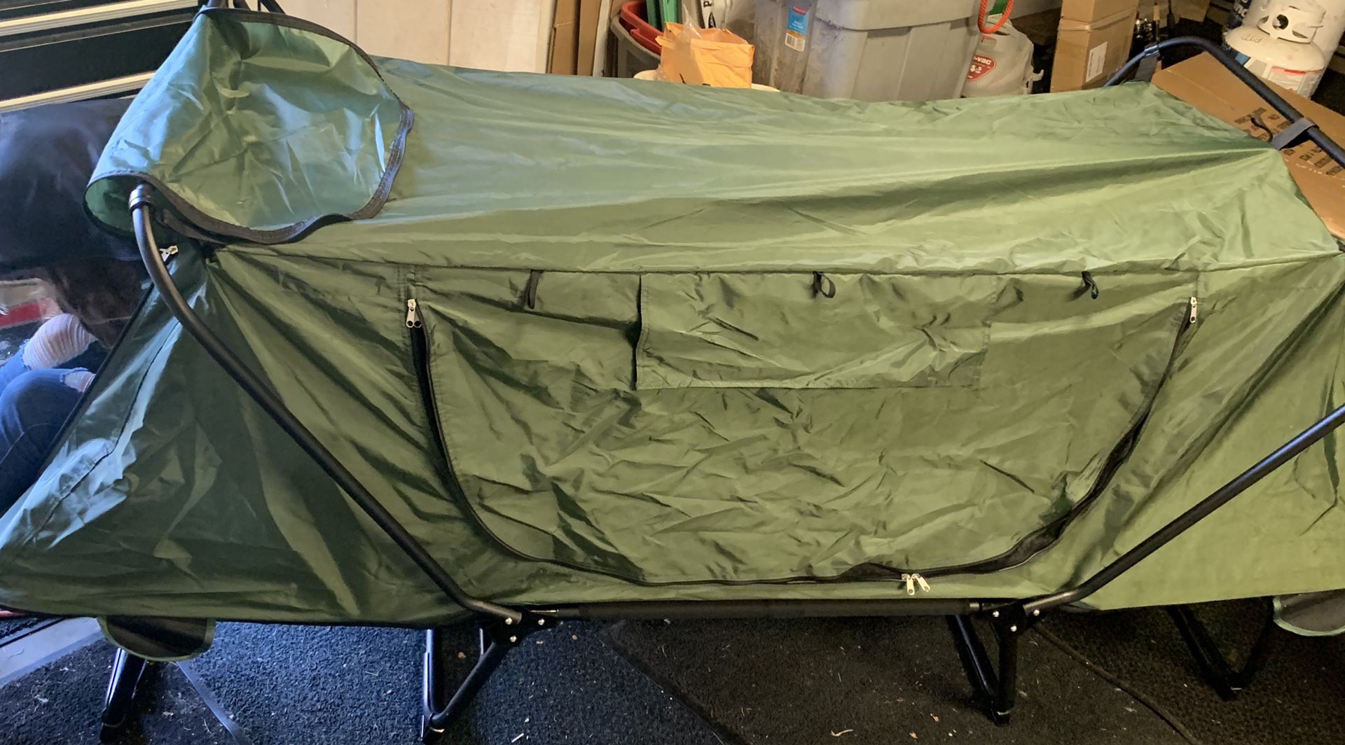 Tent / cot