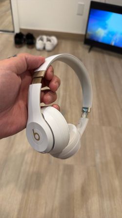 Brand new solo 4 beats head phones white
