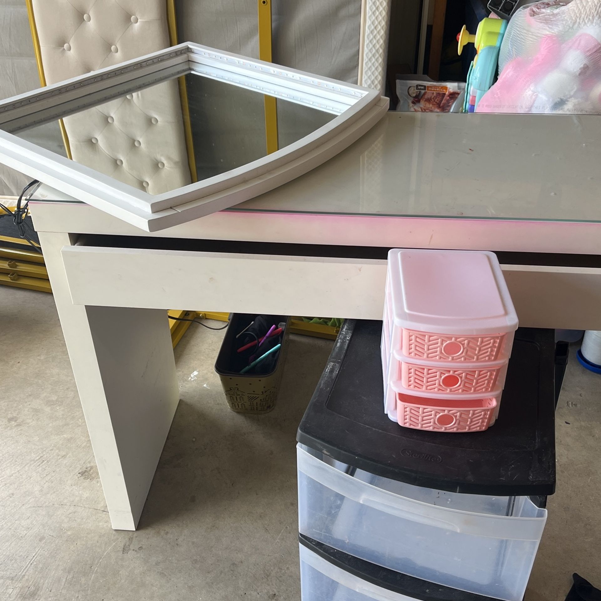Vanity Table With Light Up Mirror