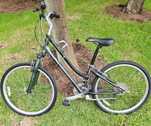 Giant Sedona DX Step Through Aluminum Hybrid Comfort Bike w/ Suspension