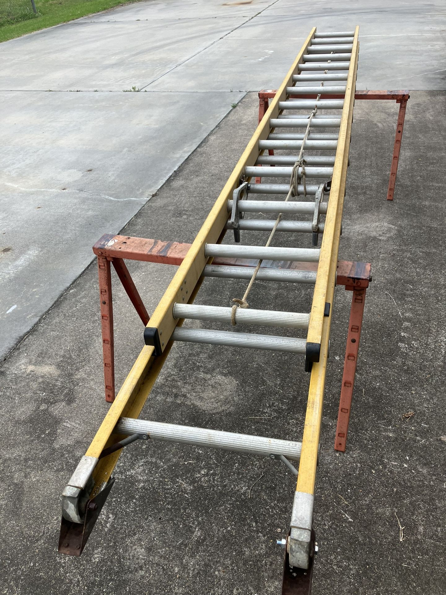 28’ Fiberglass Extension Ladder 