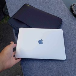New MacBook Pro 2017 8GB ram 256GB Doesn't weigh anything. With brand new carry bag case n charger $450 free delivery in person