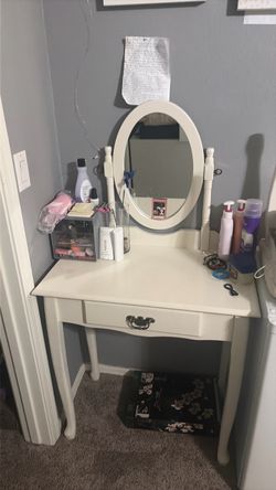 Small kids vanity