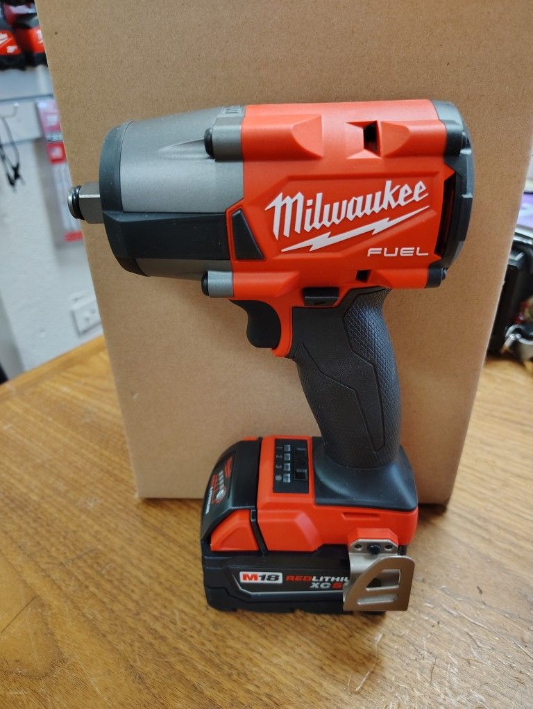 Milwaukee Fuel 1/2 Impact Wrench 650lbs Mid Torque With 5.0ah Battery