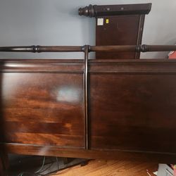 Queen wooden bedframe