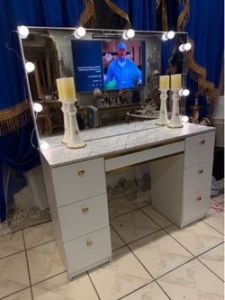 Vanity with 7 drawers excellent condition