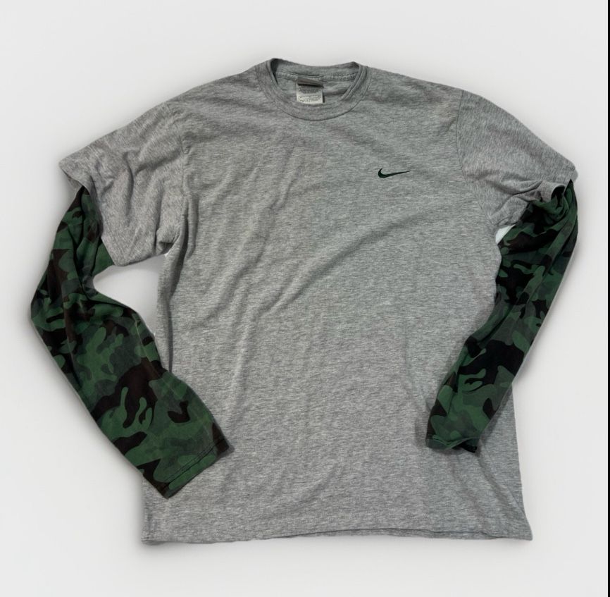Nike Vintage Green Swoosh Embroidered Gray T-Shirt Camo Sleeves M 90s y2k RARE