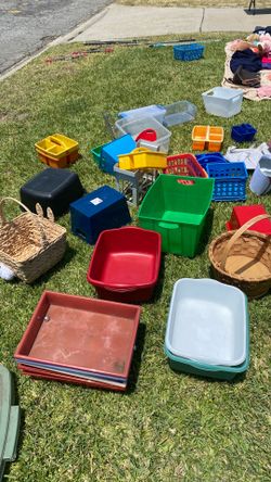 FREE Random baskets and small plastic bins