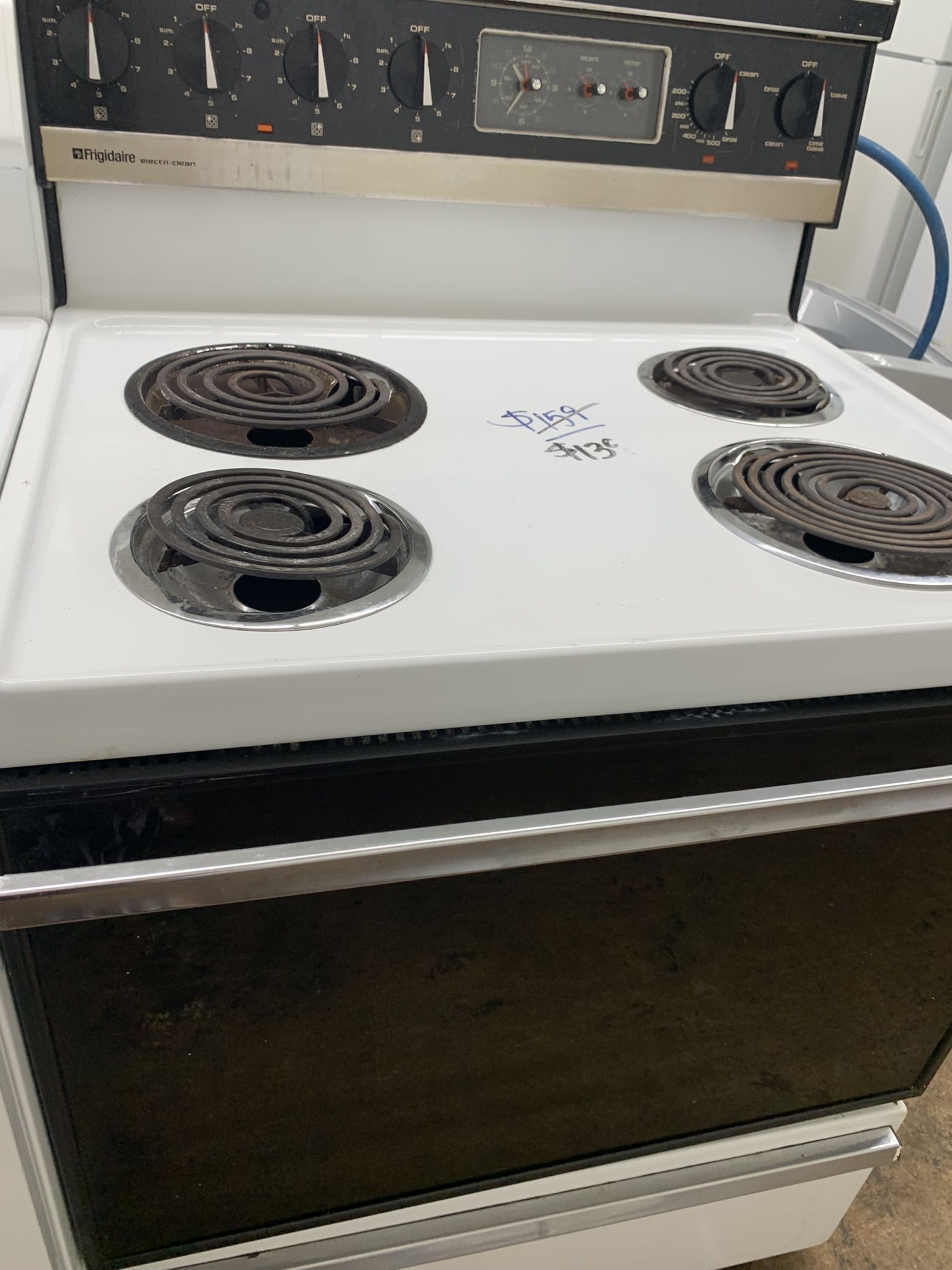 Frigidaire Vintage 30” Electric White Stove! 100% Guaranteed