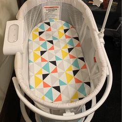 Bassinet And 4 Moms Swing  Get Both For A Gear Deal 