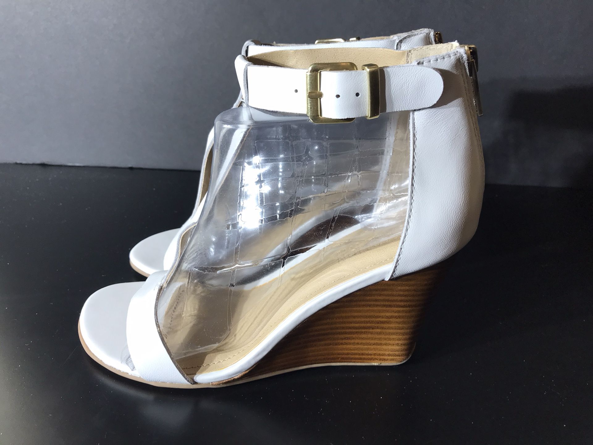 GENTLY USED - Kenneth Cole Reaction White Leather T-strap sandals size 8.5