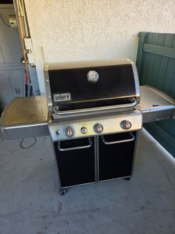 BBQ GIRL BY Weber Genesis 5 burners cast iron grill in excellent condition very clean ready to use