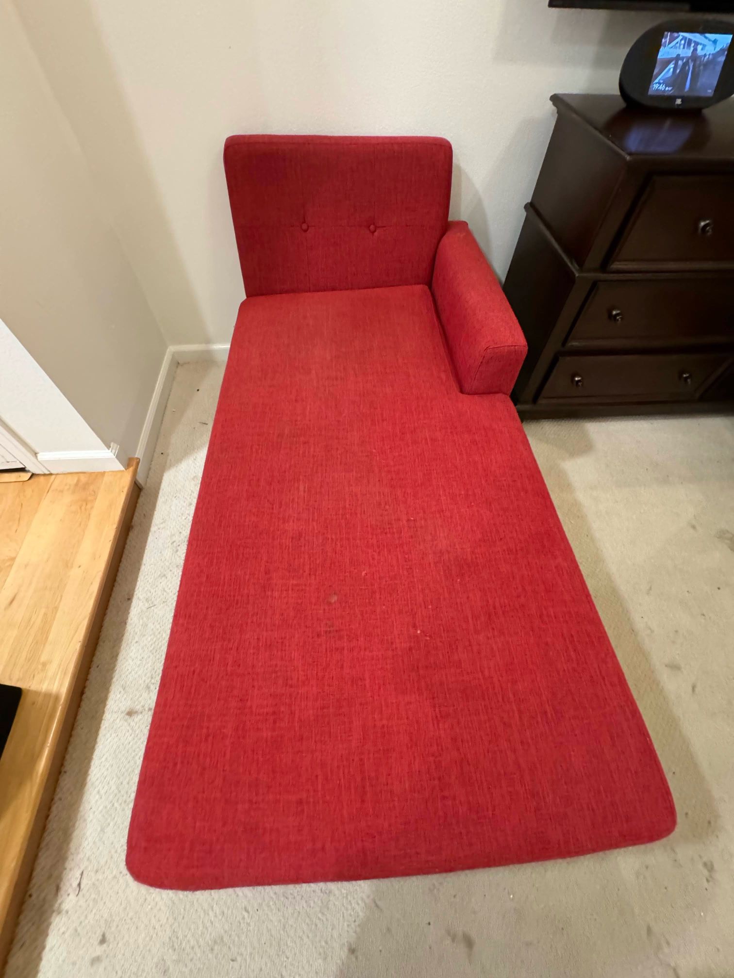Stylish Mid-Century Modern Chaise Lounge - Add a Pop of Color to Your Space!