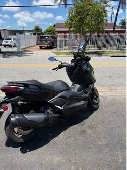 Yamaha Xmax 2025