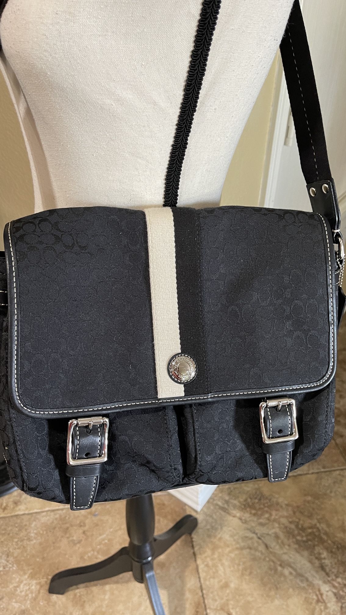 Coach Signature Black Voyager Messenger Shoulder Bag/purse for Sale in  Burleson, TX - OfferUp