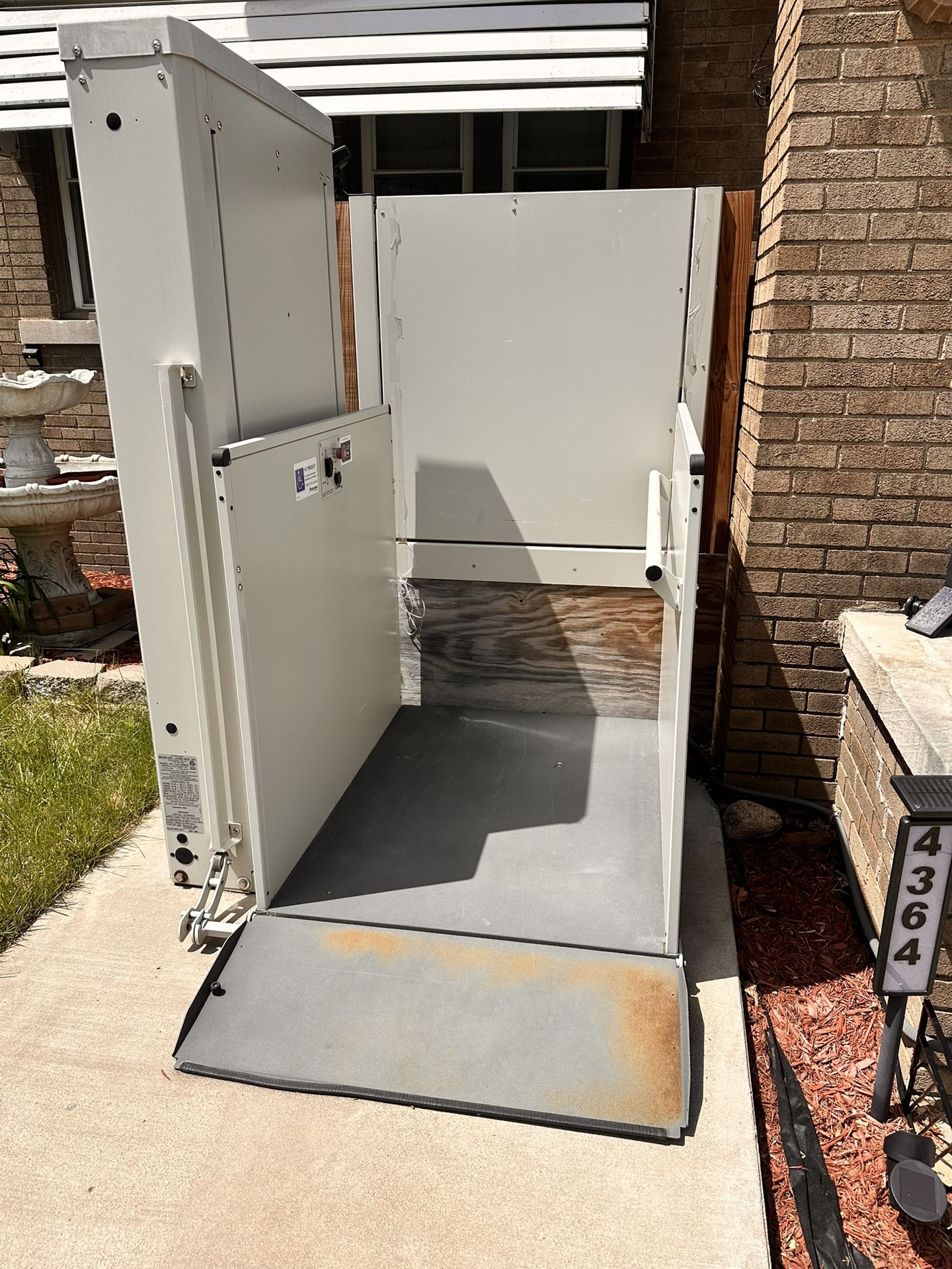 Wheelchair lift