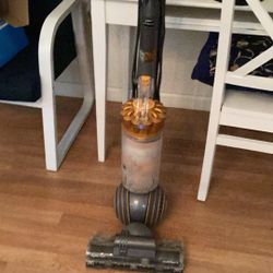 Dyson vacuum cleaner works perfect very good condition never lose section