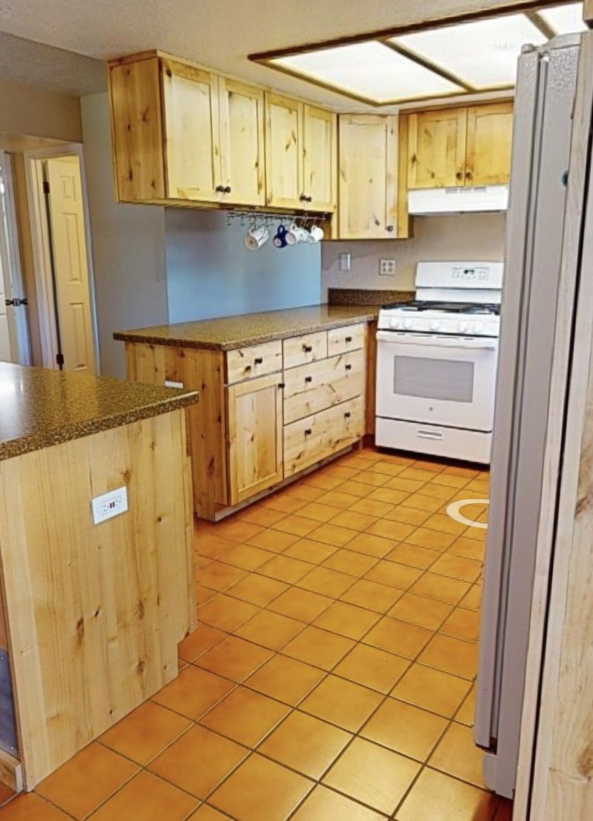 Knotty Alder Kitchen Cabinets