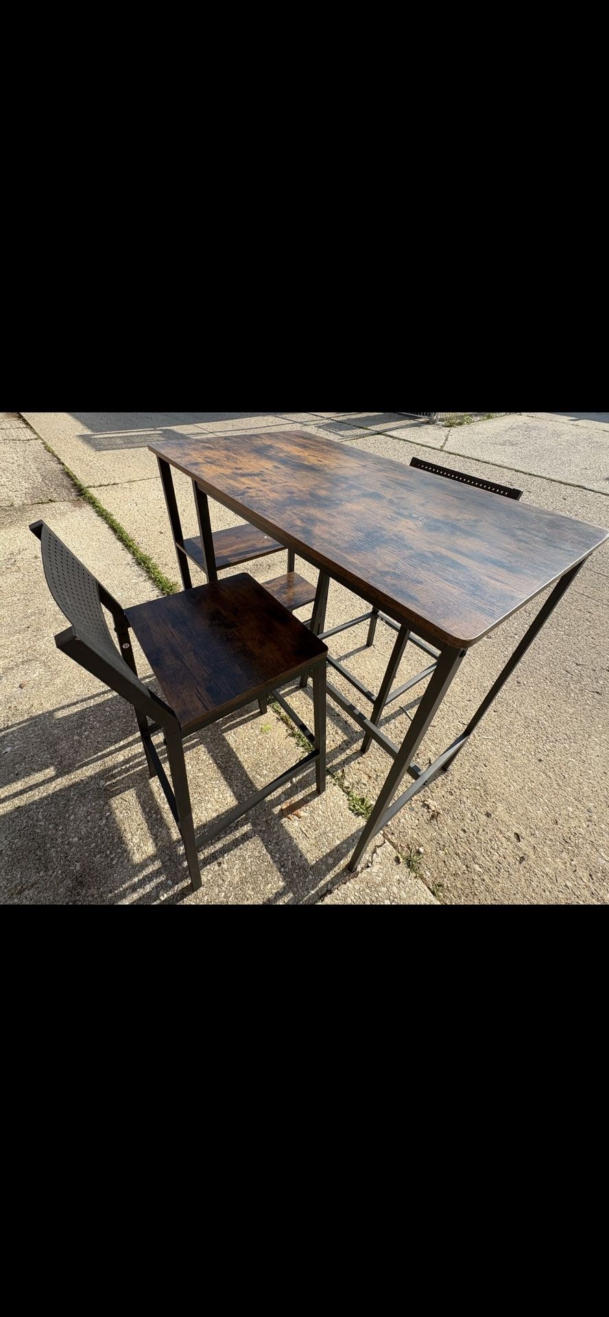 High table with 2 chairs 