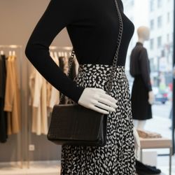 Chic Black Crocodile Embossed Clutch Bag with Detachable Silver Chain Strap