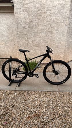 Giant Talon 4 Mountain Bike – 29” Wheels – Black – Like New!