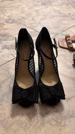 Black bow open toe shoe