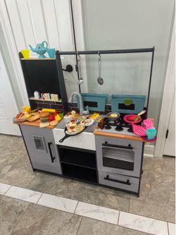 Kitchen play everything in the picture is included